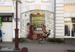 Музичну школу Хмельницького прикрашають уночі тематичним графіті